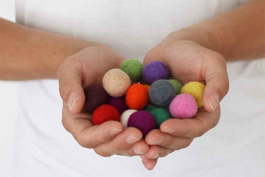 najs-design-porcelain-kulicka-ball-felt-tereza-severynova-05